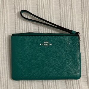 Coach CP483 Green Pebbled Leather Corner Zip Wristlet - Excellent Condition